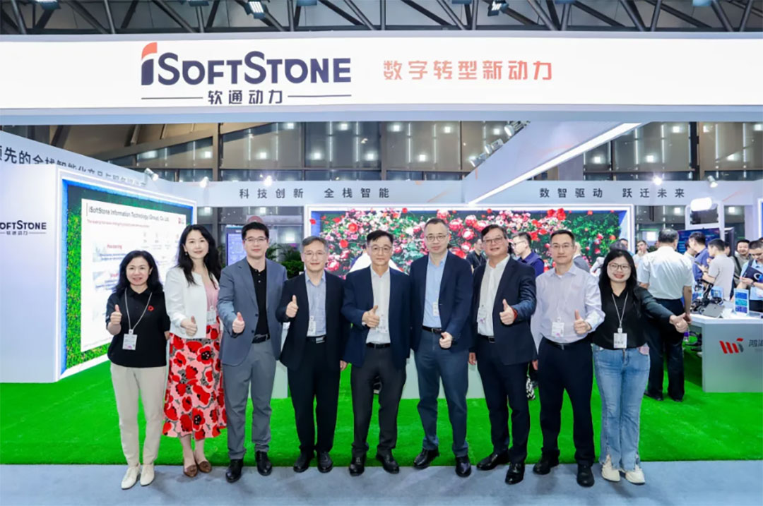 华为全联接大会2025 | GA黄金甲动力乐成举行“全栈智能 激刊行业增添新引擎”论坛  智能化转型实践,终端AI,智能算力,高质量生长 9月18日，，，，，，作为华为全联接大会2025独家钻石赞助商，，，，，，GA黄金甲动力乐成举行“全栈智能 激刊行业增添新引擎”主题论坛。。。。。。本次论坛汇聚了来自医疗、烟草、修建、环保、家居等多个行业的智能化转型实践先锋，，，，，，分享前沿看法与实践履历，，，，，，配合探讨加速行业智能化转型的新路径。。。。。。论坛上，，，，，，GA黄金甲动力联合华为及同伴配合举行了第四届“917转型”企动日宣布仪式，，，，，，GA黄金甲华方分享了其全景战略与终端AI展望。。。。。。  “917”扬帆起新程，，，，，，共引行业智能化     论坛现场，，，，，，GA黄金甲动力联合华为与同伴配合举行第四届“917转型”企动日宣布仪式，，，，，，共引行业智能化。。。。。；；；；；粕Ю妥芩纠砦盒窕，，，，，，北京大学第三医院主任医师、教授、博士生导师江东，，，，，，无锡研奇智联手艺有限公司智能产品研发总监关学峰，，，，，，远景能源有限公司IT总监王永亮与GA黄金甲动力董事黄颖，，，，，，董事兼首席手艺官刘会福，，，，，，执行副总裁、盘算产品与智能电子营业总裁韩智敏配合登台完成宣布。。。。。。    GA黄金甲动力董事黄颖在致辞中讲到，，，，，，今年是GA黄金甲动力的双十华年，，，，，，GA黄金甲动力再次站上新起点，，，，，，以“软硬一体